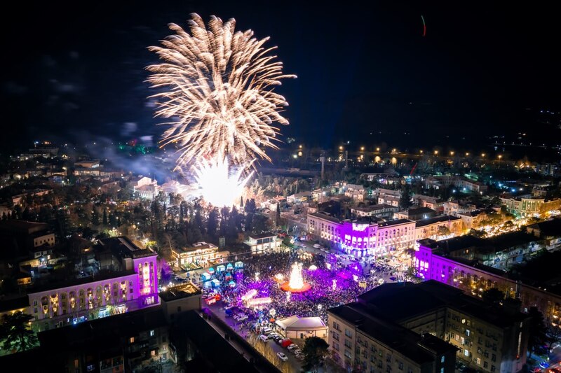 Новогодняя тематика продолжается: в Рустави прошло открытие праздничной площади и включение иллюминации на главной ёлке города