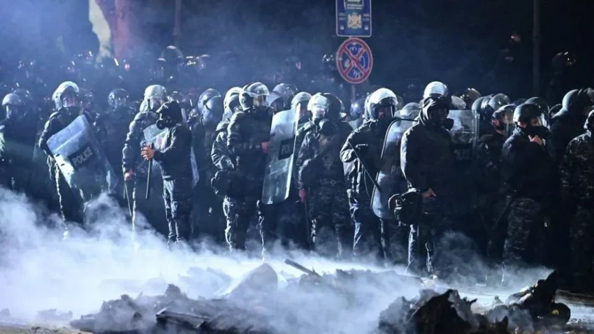 «BBC» обвинили спецназ Грузии в использовании для разгона акций протеста химического оружия — местные власти готовят иск к журналистам в суд