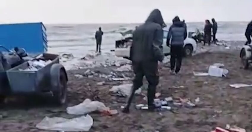 Тысячи пачек грузинских и армянских сигарет выбросило на берег в Дагестане