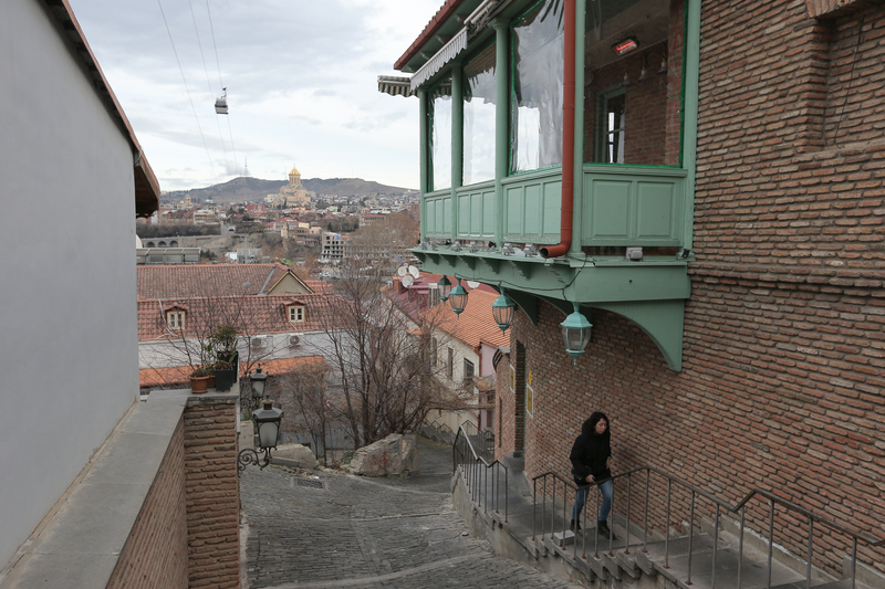 Необычного умельца могли встретить на улицах Тбилиси местные жители и туристы на этой неделе