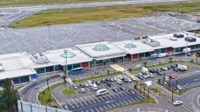 Из-за сильного бокового ветра в аэропорту Батуми отменены или отложены рейсы по нескольким направлениям