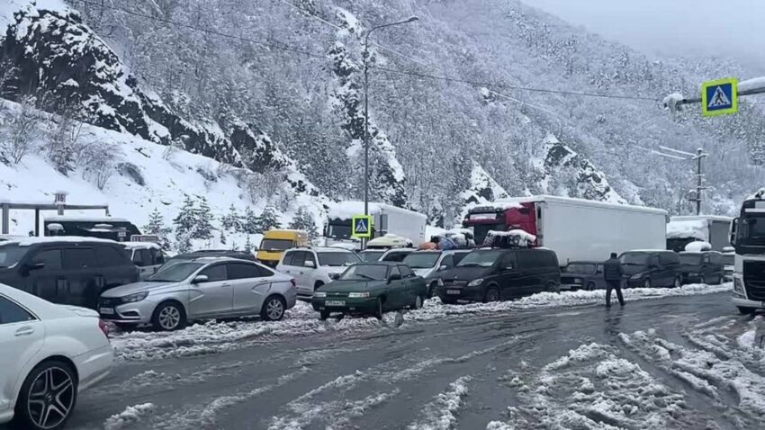 Верхний Ларс и Крестовый перевал закрыты для всех видов транспорта