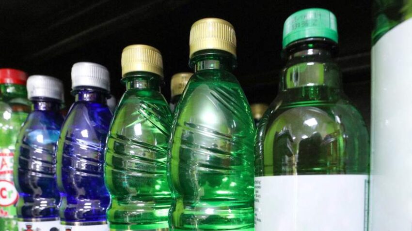 В Грузии предложили запретить продажу напитков в пластиковых бутылках