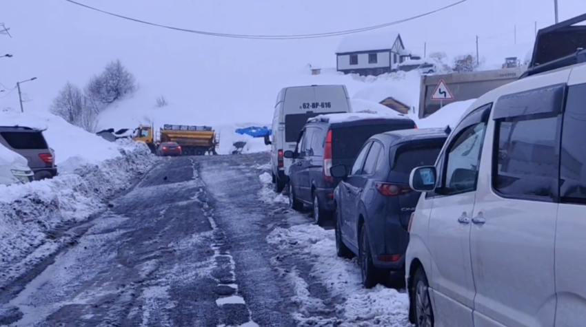 Верхний Ларс и Крестовый перевал уже вторые сутки остаются закрыты для всех видов транспорта