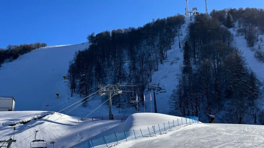 На горнолыжном курорте Бакуриани тепло и ямы, а в Годердзи снимают индийские боевики