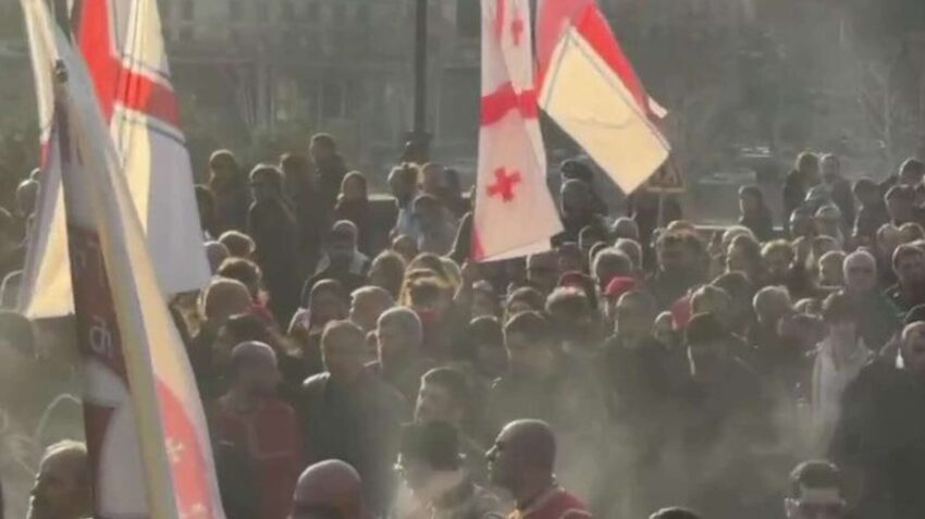 Тысячи людей вышли на улицы Тбилиси, чтобы проститься с Патриархом Илией II