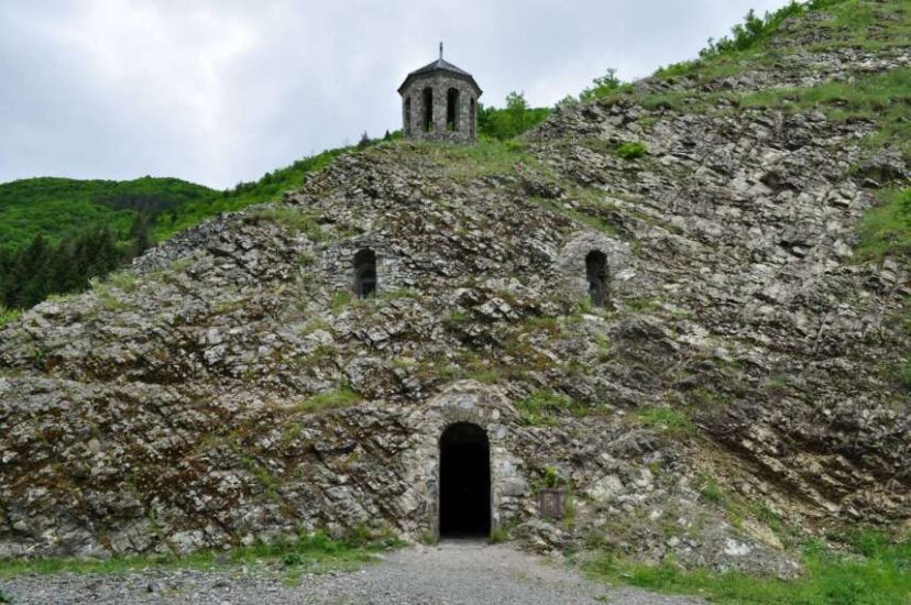 Новейший пещерный монастырь Саркинети