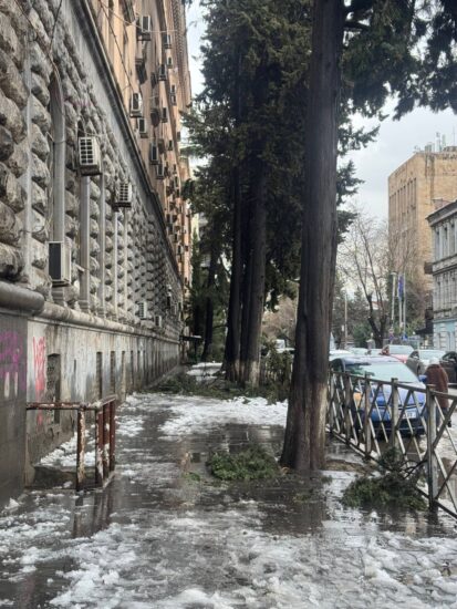 Последствия мокрого снега продолжают восстанавливать в Тбилиси