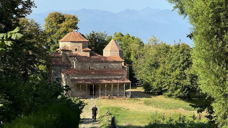 Старая Шуамта в Кахети – древний монастырь посреди густого леса в Кахети
