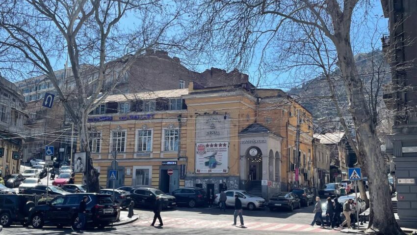 Обезглавленная церковь и первый на Кавказе памятник Ленину