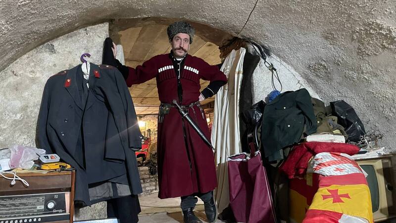 Рубрика «Тайное место Грузии»: частный музей оружия (но не только!) в катакомбах караван-сарая Арцруни