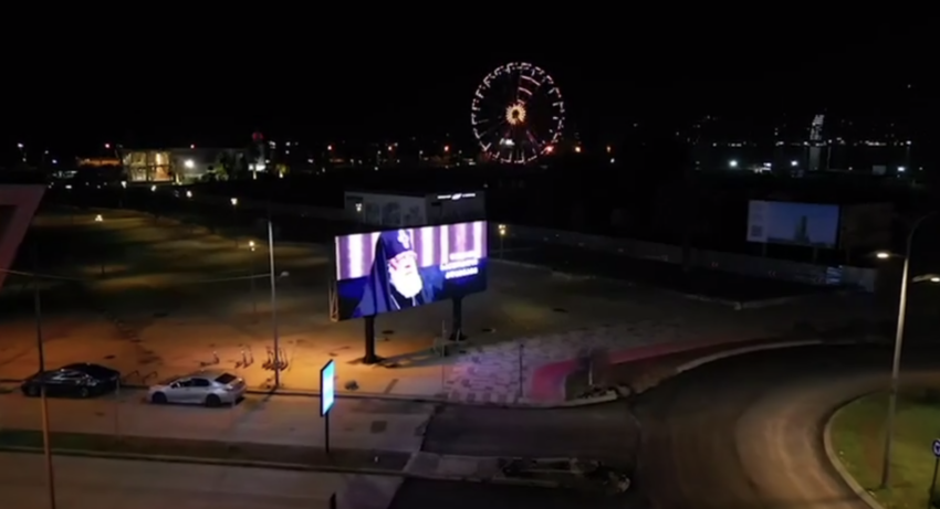 В Грузии на телевизионных баннерах транслируются моменты жизни Патриарха Илии II , а в ближайшие часы начнется трансляция траурного шествия и похорон