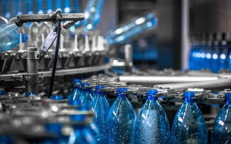 С 1 февраля 2027 года в Грузии запрещается производство и продажа напитков в пластиковых бутылках (воды, лимонадов, пива, соков)