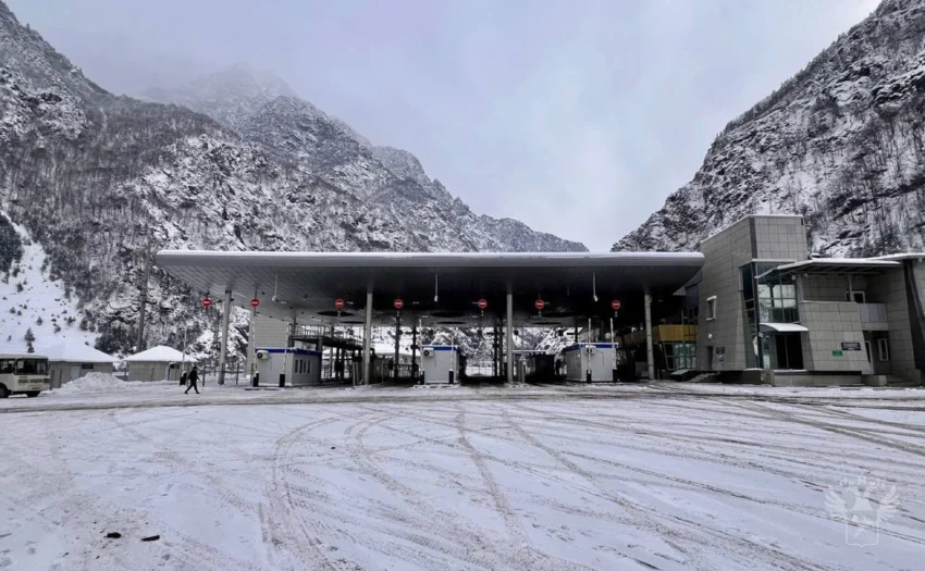 Верхний Ларс и Крестовый перевал остаются закрыты третьи сутки (с небольшим открытием на несколько часов) для всех видов транспорта