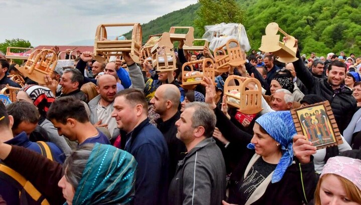 Грузинская традиция «Цачхуроба», которая проходит каждую весну после Пасхи в Самегрело