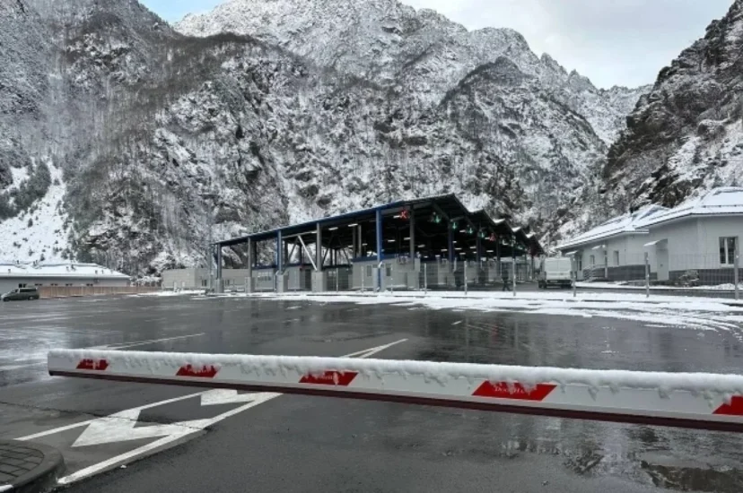 Проезд через Верхний Ларс и Крестовый перевал закрыты для всех видов транспорта