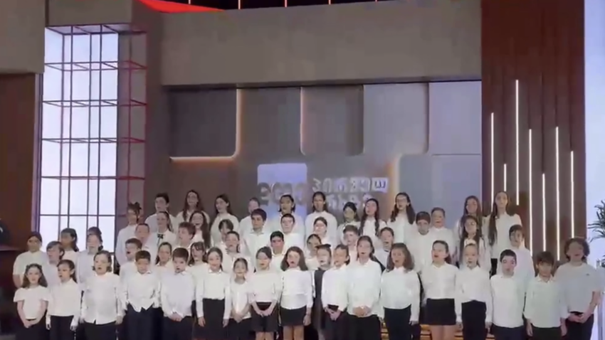 Одно из самых обсуждаемых видео социальных сетей Грузии в последние дни — падение девочки во время концерта на общественном телевидении