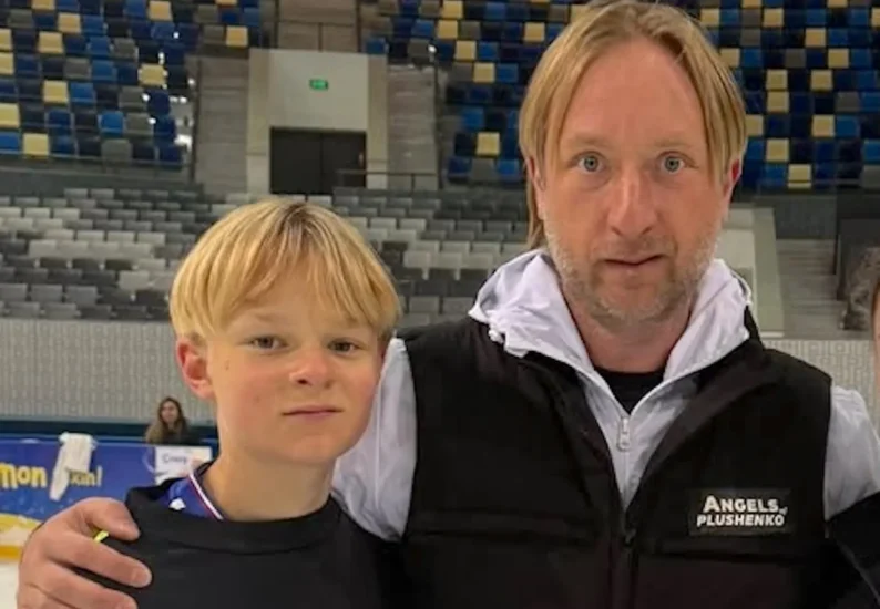 Известного российского фигуриста, олимпийского чемпиона, Евгения Плющенко с сыном, видят на улицах Батуми