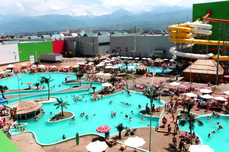 Подборка 10 открытых бассейнов и аквапарков в Тбилиси